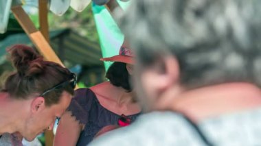 DOMZALE, SLOVENIA - 7 HAZİRAN 2018: İnsanlar pazardan taze çiftçi üretimi satın alıyorlar