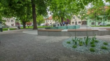 ZALEC, SLOVENIA 10 HAZİRAN 2017 Birkaç adam bir parkın ortasında bir bira çeşmesinin yanında duruyor ve içki ve sohbetin tadını çıkarıyorlar..