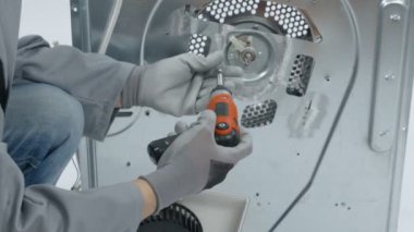 Servis merkezindeki çamaşır makinesinin yakın çekim görüntüleri.