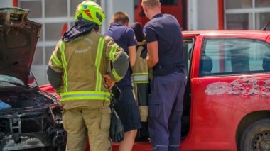 DOMZALE, SLOVENIA - 7. HAZİRAN 2018: İtfaiye ekibinin eğitim görüntüleri