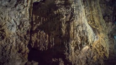 ZALEC / CELJE, SLOVENIA - 18. Mayıs 2017 Slovenya 'da bir mağarada çok yüksek bir tavan var ve duvarda farklı damlama taşları gözlemleyebiliyoruz..