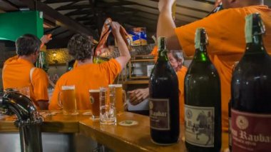 DOMZALE, SLOVENIA - 16. 2018 Temmuzunun destekçileri bir barda yiyor, içiyor, eğleniyor ve takımlarına destek oluyor. Hepsi de turuncu tişört giyiyor..