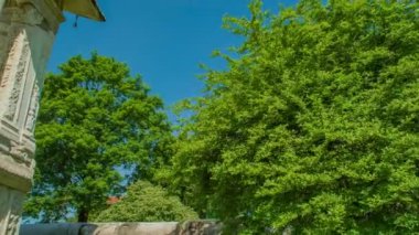 ZALEC / CELJE, SLOVENIA - 18. Mayıs 2017 Slovenya 'nın Sempeter kentindeki Roma mezarlığında üzerinde iki kişinin resmedildiği muhteşem ve ünlü bir anıt..