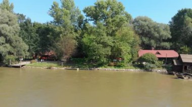 Güneşli bir günde nehirdeki eski su değirmeninin hava görüntüleri.