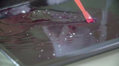 Öğrenciler kimya dersi sırasında su ve parlak renklerle ilgili bir deney yapıyorlar..