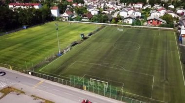 DOMZALE, SLOVENIA - 20. Haziran 2015 Büyük Yeşil Spor Stadyumu. Hava görüntüsü. Boş görünüyor ve kimse spor yapmıyor..