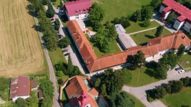 DOMZALE, SLOVENIA - 19. Temmuz 2018. Güzel bir köy ve genç bir çiftin evlendiği bir kilise. Hava görüntüsü.