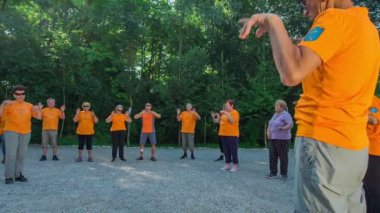 DOMZALE, SLOVENIA - 21. HAZİRAN 2015 Antrenmanları sırasında bilekleri ve elleri için de egzersiz yapıyorlar..