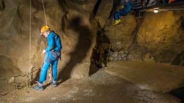 DOMZALE, SLOVENIA - 21. HAZİRAN 2018 İki dağcı: biri zaten duvara tırmanıyor ve diğeri kendini tırmanmaya hazırlanıyor.
