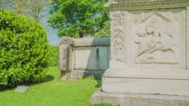 ZALEC / CELJE, SLOVENIA - 18. Mayıs 2017 Slovenya 'nın Sempeter kentindeki Roma mezarlığında büyük bir anıt..