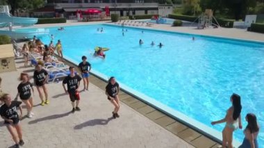 DOMZALE, SLOVENIA - 20. Haziran 2015 'te genç dansçılar dans ederken bazı kızlar gelip arkadaşlarına el sallıyor. Hava görüntüsü.