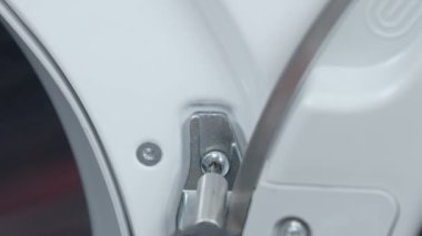 Servis merkezindeki çamaşır makinesinin yakın çekim görüntüleri.