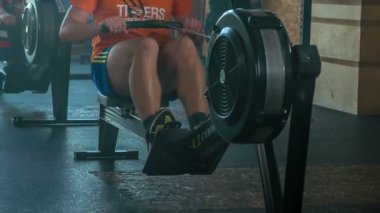 DOMZALE, SLOVENIA - 17. 2018 Temmuz 'unda bu genç adam spor salonunda çalışıyor ve tüm vücudu için bir tekne kürek çekmeye benzer bir egzersiz yapıyor..