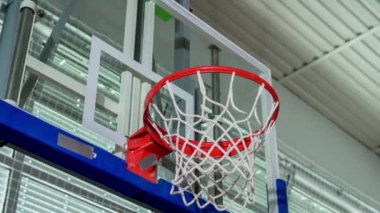 Top okul sahasında kenardan düşüyor. Çocuklar top oynamaktan zevk alıyor..