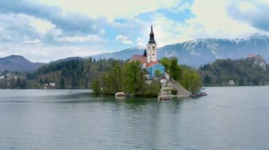 Slovenya 'da gölün üzerindeki su yüzeyinin havadan çekilmiş görüntüleri