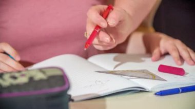Bir öğretmen öğrencilerine matematik konusunda yardım ediyor. Bir sorunu çözmelerine yardım ediyor..