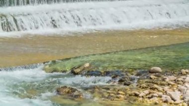 Nehirde güzel nehir akıntıları. Güzel, sıcak bir gün..