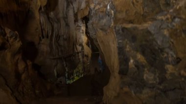 DOMZALE, SLOVENIA - 21. Temmuz 2018 mağaranın içinde. Hava karanlık ve soğuk ve genç izciler mağarayı keşfetmek ve öğrenmek için bir yolculuğa çıktılar..