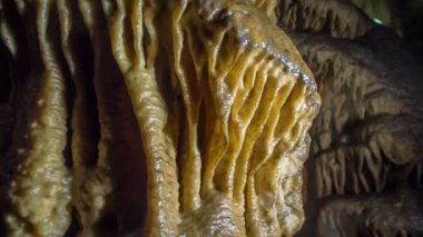 ZALEC / CELJE, SLOVENIA - 18. Mayıs 2017, serpinti taşının üstünde oksijen yüzünden toz var. Pekel Mağarası.