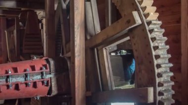 Değirmenin içinde büyük ahşap bir çark görebiliyoruz. Yavaş hareket ediyor..