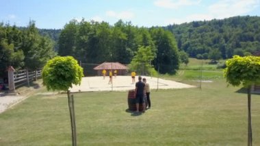 Güzel bir doğanın ortasında güzel bir voleybol sahası. Dışarıda geçirmek için güzel bir gün..