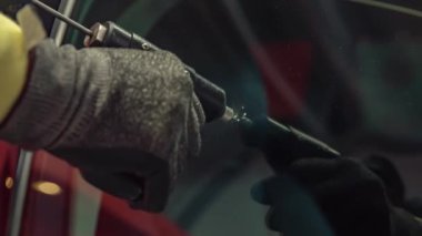 Profesyonel araba camlarını tamir ederken çekilmiş yakın çekim görüntüleri.