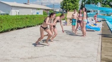 DOMZALE, SLOVENIA - 20. Haziran 2015 'te iki kız koşuyor ve aynı anda havuza atlıyorlar. Çok eğleniyorlar..