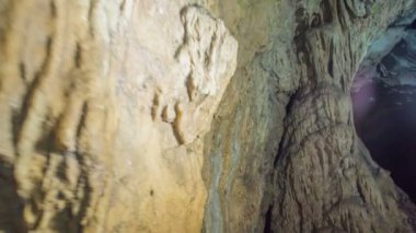 ZALEC / CELJE, SLOVENIA - 18. Mayıs 2017 mağarada dikitler ve sarkıtlar var. Mağaranın içinde ziyaretçiler gelebilsin diye ışıklar var..
