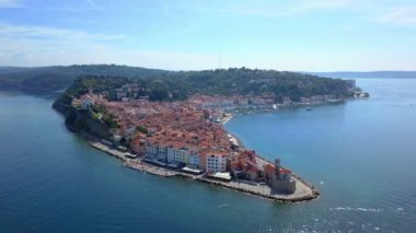 Güzel bir mavi okyanus ve eski bir sahil kasabası. Hava görüntüsü. Yaz zamanı..