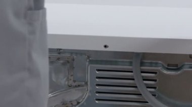 Servis merkezindeki çamaşır makinesinin yakın çekim görüntüleri.