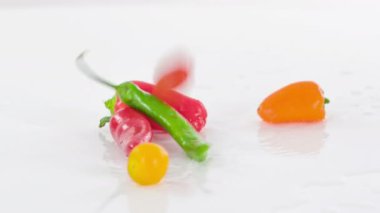 Sebzelerin geri kalanının üzerine birkaç küçük domates düşüyor..