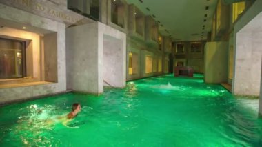 RIMSKE TOPLICE, SLOVENIA - 15. Eylül 2018 'de kaplıca muhteşem ve Roma tarzında tasarlandı. Bu genç yüzücünün kendine ait bir havuzu var..