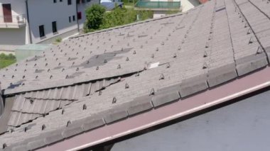 Arka planda güzel bir köy manzarası var. Güneşli güzel bir gün ve manzara nefes kesici görünüyor..