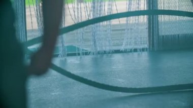 DOMZALE, SLOVENIA - 17. Temmuz 2018. İplerle yapılan bir egzersiz. Bir insanın ipleri mümkün olduğunca çabuk hareket ettirmesi gerekiyor. Bu kollar için iyi bir egzersiz..