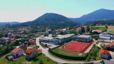 GRIZE, SLOVENIA - 10. Haziran 2017 okulun dışında büyük bir kırmızı spor tesisi bulunmaktadır. Hava görüntüsü. Yaz mevsimindeyiz. Slovenya manzarası muhteşem..