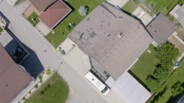 Bu çevredeki bütün evlerin karanlık çatıları vardır. Sokak yeşil, sakin ve huzurlu görünüyor..