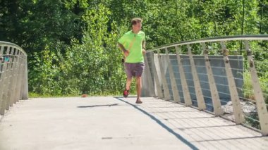 Olgun bir adamın doğa üzerinde yürüyüş direğiyle koşuşunun görüntüleri.