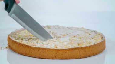 Biri dikkatlice turtayı kesiyor ve bir parça yiyecek..