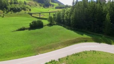 Güneşli bir günde güzel dağ yolunun hava görüntüleri.