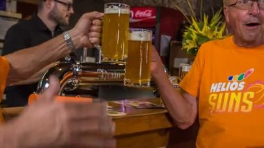 DOMZALE, SLOVENIA - 16. 20 Temmuz 2018 Yerel takımlarının başarılı basketbol maçından sonra Bier ile kadeh kaldırıyorlar..