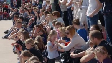 DOMZALE, SLOVENIA - 17. Haziran 2018 Seyirci gösterinin başlamasını bekliyor. Kameralar da hazır..
