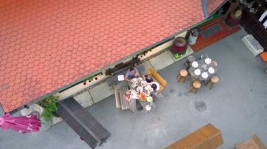 Konuk evinde öğle yemeği vakti. Hava görüntüsü. Güzel bir gün..