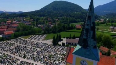 GRIZE, SLOVENIA - 10. Haziran 2017 Bir kilisede bir saatçi. Ayrıca kilisenin yanında bir mezarlık var. Hava görüntüsü.