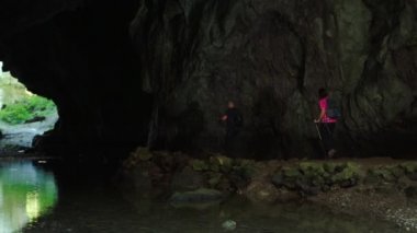 İki yürüyüşçü yavaşça mağaradan çıkıyor. Mağaranın diğer tarafında günlük bir ışık görebiliyoruz..