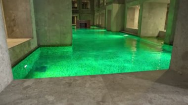 RIMSKE TOPLICE, SLOVENIA - 15. Eylül 2018 'de termal kaplıcadaki yüzme havuzunda güzel ve berrak bir su görebiliyoruz. Akşam oldu..