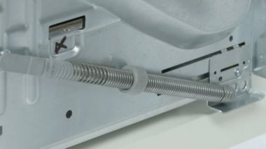 Servis merkezindeki çamaşır makinesinin yakın çekim görüntüleri.