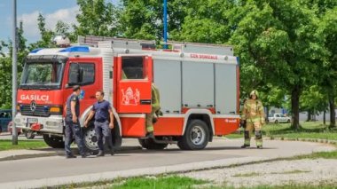 DOMZALE, SLOVENIA - 7. Temmuz 2018 İtfaiye Ekibi itfaiye arabasına biniyor. Antrenman yapacaklar..