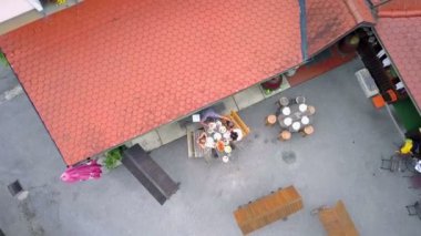 Aile yemeğinde bir masa dolusu lezzetli yemek. Hava görüntüsü.