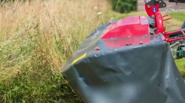 Büyük tarım makineleri tepede çim biçiyor. Çiftçilerin yaz mevsiminde yapacak çok işi var..