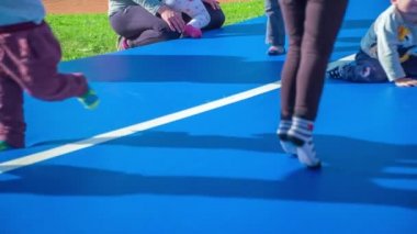 DOMZALE, SLOVENIA - 17. Haziran 2018 'de çocuklar mavi bir yastığa atlayarak eğleniyorlar. Yaz zamanı..